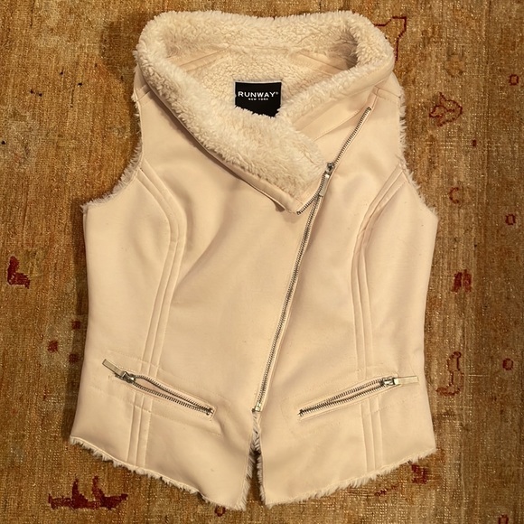 Runway Faux Fur Vest - Picture 4 of 8